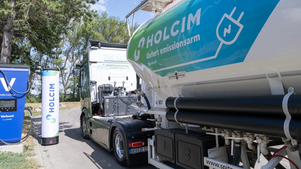 holcim-osterreich_ladestation-und-etruck.jpg